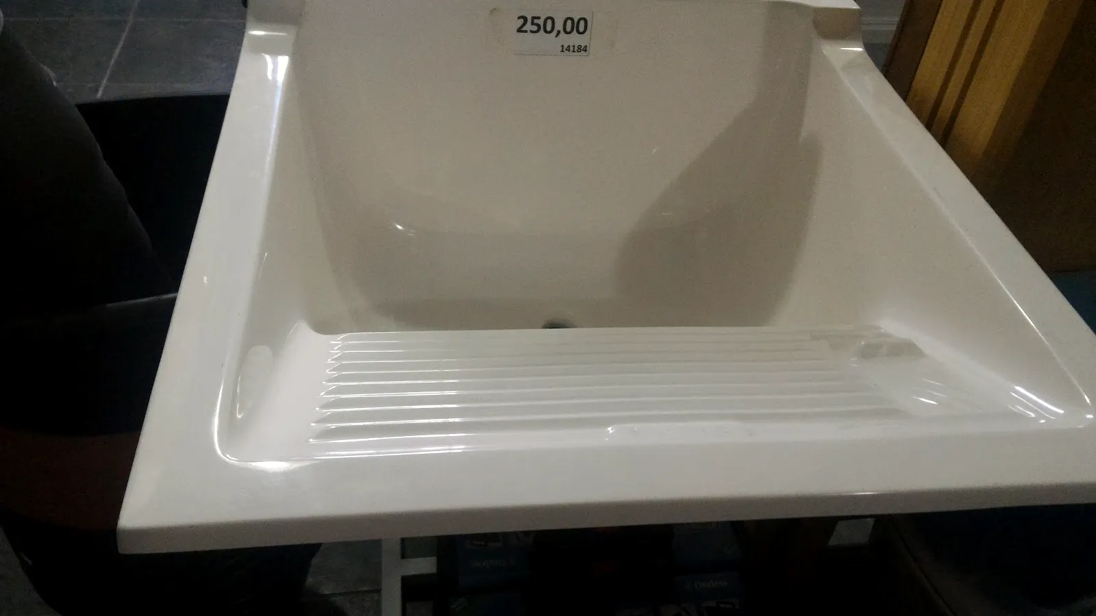 Prateleiras de material de construção organizadas